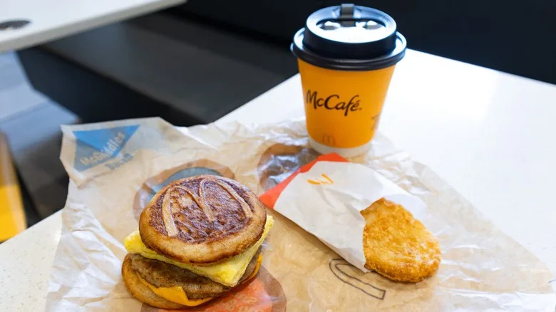 what time does mcdonald's switch from breakfast to lunch